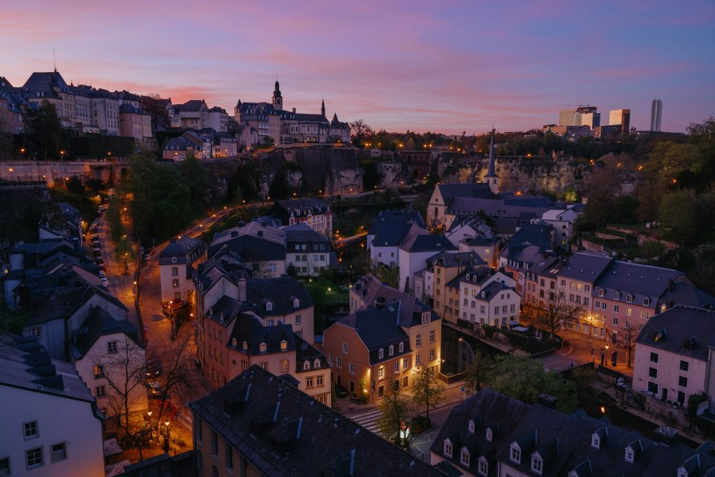 Vue panoramique de la vieille ville de Luxembourg au crépuscule, page d'accueil du site Fiducia Management, fiduciaire indépendante à Luxembourg