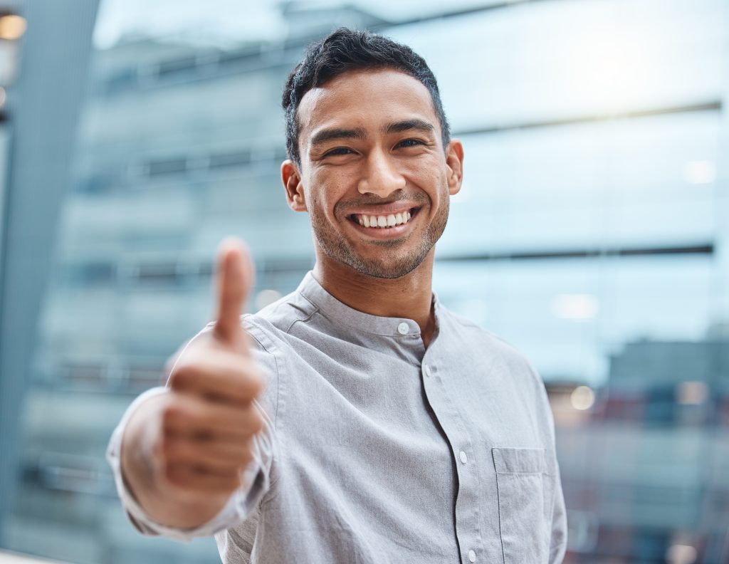 Professionnel souriant donnant un signe de satisfaction, page À propos du site Fiducia Management à Luxembourg