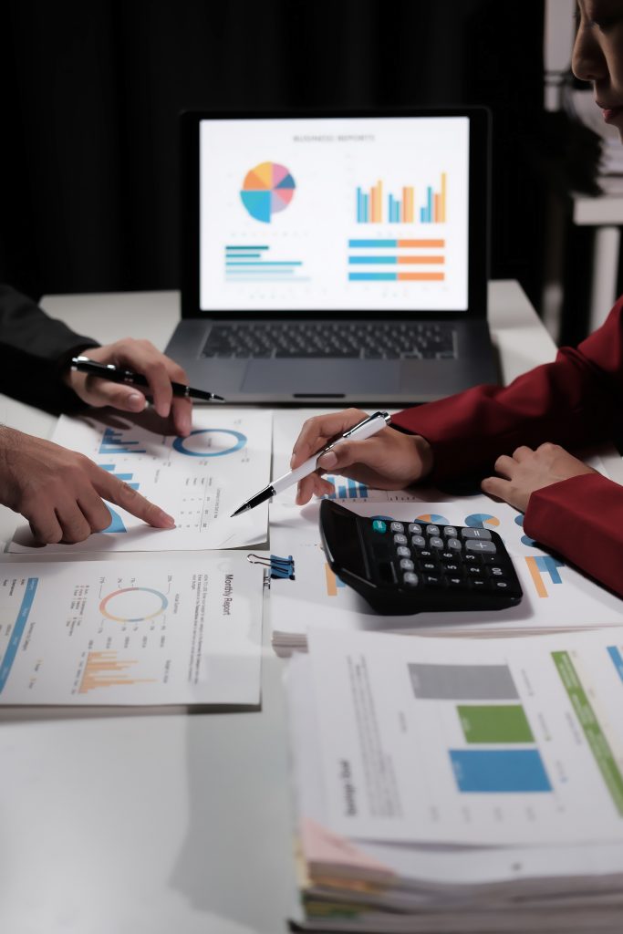 Graphiques et rapports financiers sur écran d'ordinateur, page services du site Fiducia Management à Luxembourg