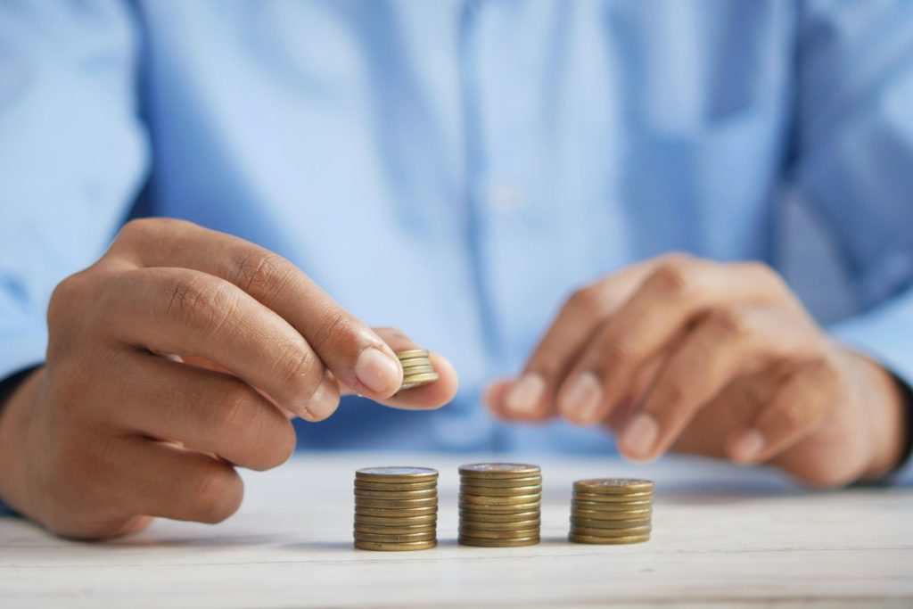 Personne comptant des pièces, page d'accueil du site Fiducia Management à Luxembourg