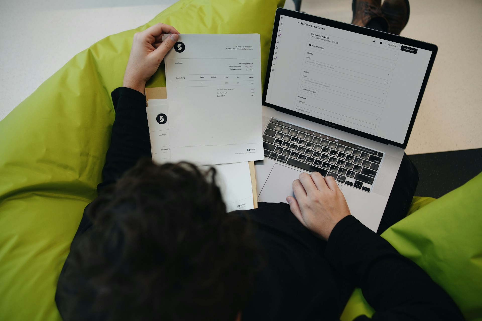 Facture papier et logiciel de facturation sur ordinateur portable, illustration de la facturation électronique entre entreprises au Luxembourg