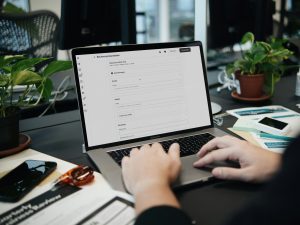Ordinateur portable affichant un logiciel de facturation, illustration de la gestion comptable d'une PME au Luxembourg